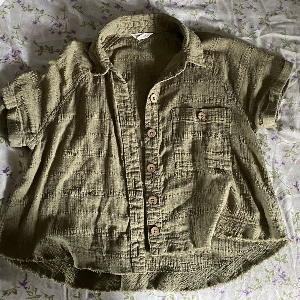 Green Aeropostale button down crop top